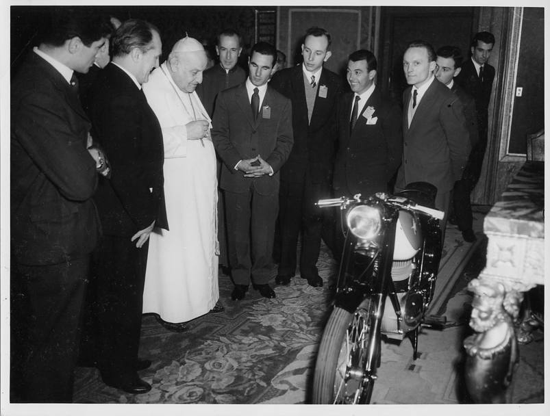 Giovanni XXIII osserva una MV Agusta